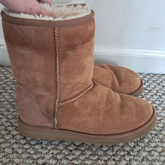 UGG Shoes - UGG Boots Women's 8 Chestnut Suede Fur Short Classic Winter Cozy Warm Modest